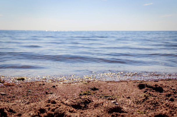 Tenger egy napsütéses napon. A finn-öböl. Kis hullámok.  - Fotó, kép