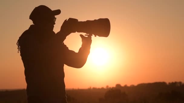 Homens tirando fotos usando a câmera digital durante o pôr do sol cênico. Filmagem em câmera lenta
 - Filmagem, Vídeo