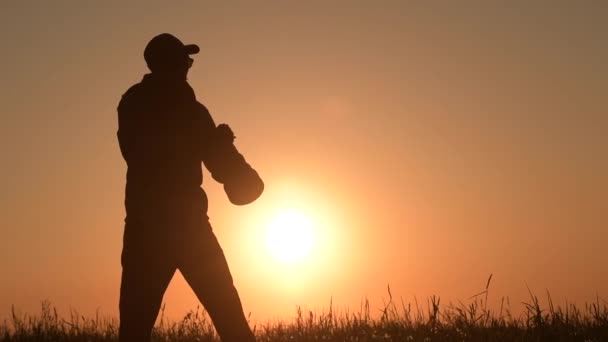 Άνδρες λήψη εξωτερικές εικόνες κατά τη διάρκεια του γραφικού ηλιοβασιλέματος. Φωτογράφος Σιλουέτ. Τηλεφακός και η μοντέρνα φωτογραφική μηχανή - Πλάνα, βίντεο