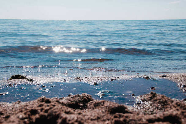 晴れた日の海。フィンランド湾小さな波.  - 写真・画像