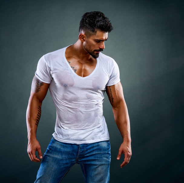 Modelo de Fitness Masculino Bonito vestindo jeans e camisetas brancas
 - Foto, Imagem