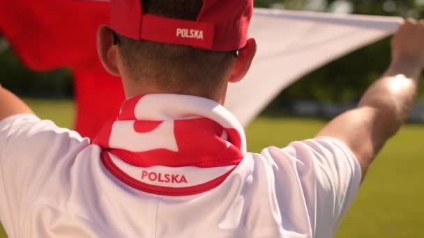 Ventilatore di calcio polacco con bandiera nazionale al rallentatore
 - Filmati, video