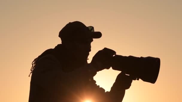 Φωτογράφος φύσης λήψη εικόνων στο ηλιοβασίλεμα. Πανοραμική φωτογραφία. Ταινίες αργής κίνησης - Πλάνα, βίντεο