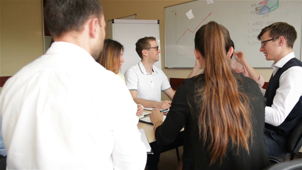 Zaměstnanci sady Office diskuse o tvůrčím projektu v zasedací místnosti. Skupina mladých zaměstnanců pracujících společně a plánování důležitého přiřazení v moderním kavkazském startu v kanceláři - Záběry, video