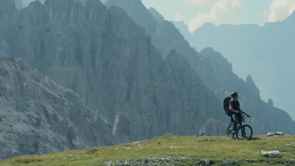Горный байкер на велосипедной дорожке в горах
 - Кадры, видео