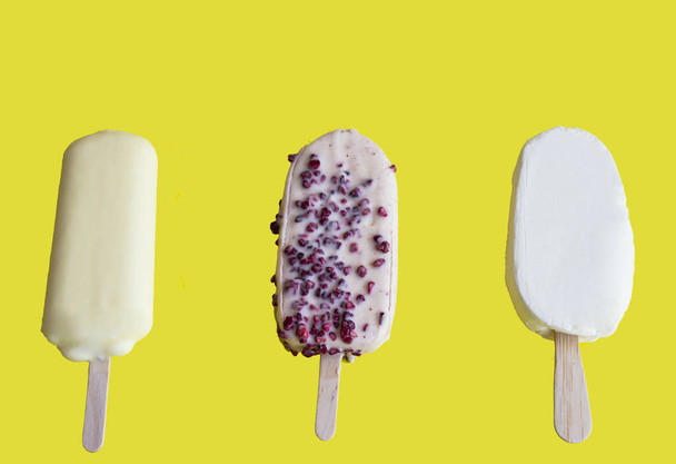 アイスクリームの品揃え。黄色の背景にアイスクリーム、コピー  - 写真・画像