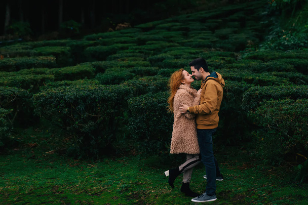 恋するカップルはキスして目を閉じたい。公園。女の子  - 写真・画像