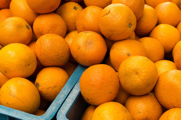 Frutas de naranja en el puesto de mercado
 - Foto, Imagen