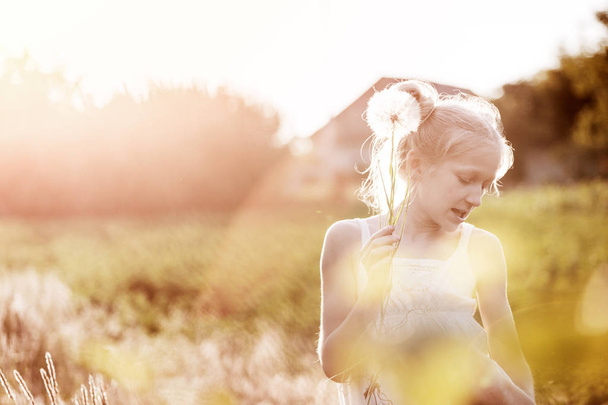 girl holding dandelion  - Fotoğraf, Görsel