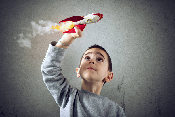Dziecko gra z rakietą. Koncepcja wyobraźni - Zdjęcie, obraz