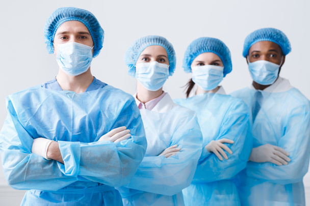 Équipe de chirurgiens prête pour la chirurgie. Praticiens portant des uniformes de protection
 - Photo, image
