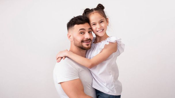 Веселый отец и дочь обнимаются, студийный портрет
 - Фото, изображение