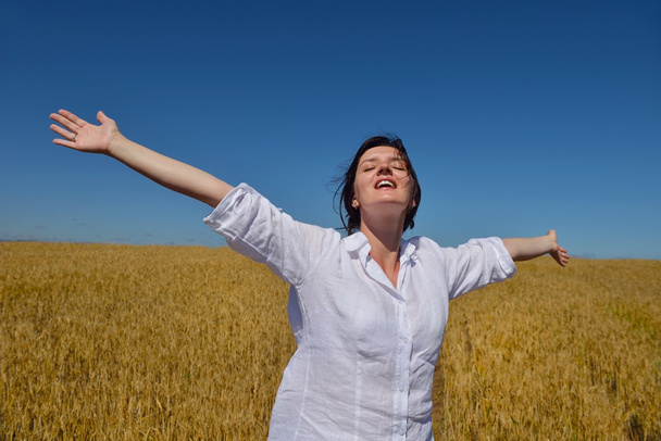 Mujer joven en el campo de trigo en verano - Foto, imagen