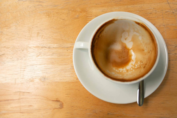 Vue du dessus de tasse de café qui vide après avoir fini de boire
. - Photo, image