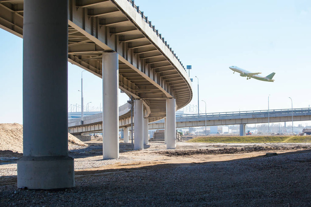 Avion survole un grand pont automobile
 - Photo, image