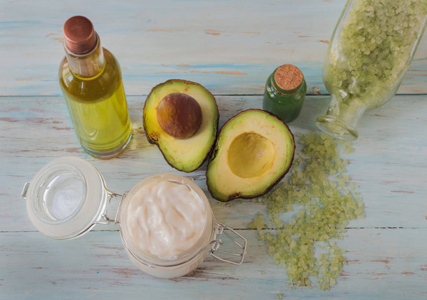 Zelfgemaakte avocado Spa met natuurlijke ingrediënten - Foto, afbeelding