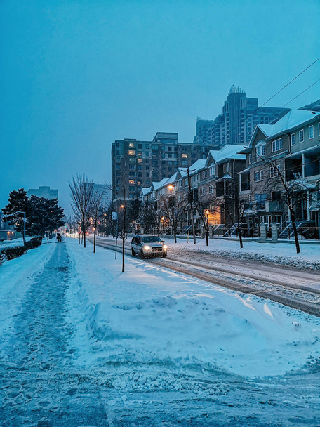 Paysage panoramique de la ville d'hiver en plein air Toronto tard dans la soirée. Bâtiments, maisons, arbres, routes et rues recouverts de neige. Cataclysme en cas de forte tempête de neige
.  - Photo, image