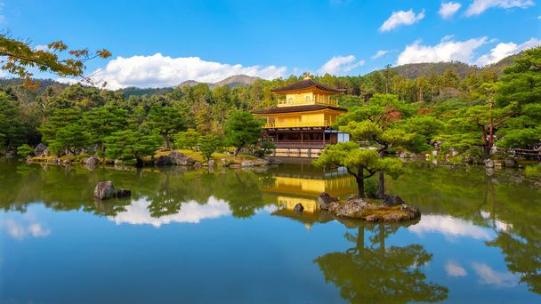 Киото, Япония - 27 октября 2018 года: Золотой павильон - Кинкаку-дзи
 - Фото, изображение