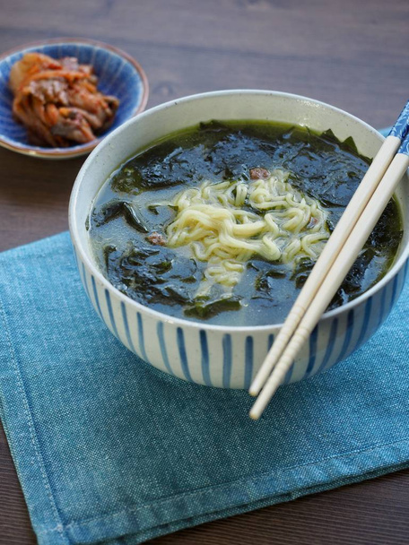 Корейська кухня водорості суп рамен - Фото, зображення