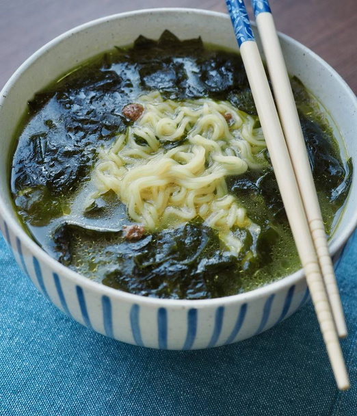 Cibo coreano Zuppa di alghe Ramen
 - Foto, immagini