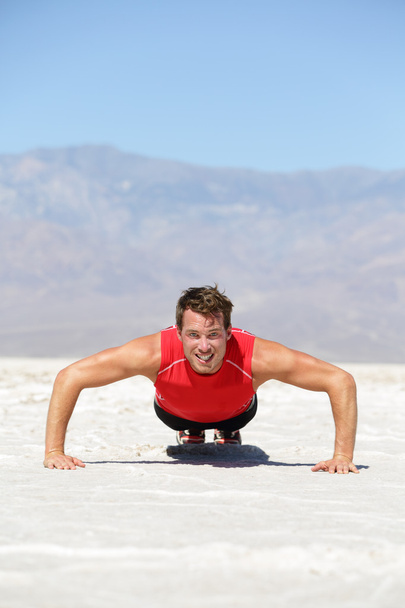 Fitness-Mann Crossfit trainiert Liegestütze in der Wüste - Foto, Bild