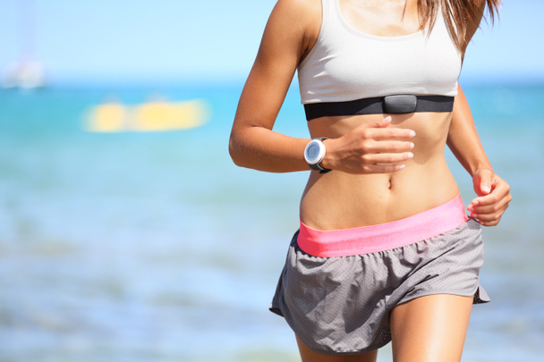 Mujer corredora con monitor de frecuencia cardíaca corriendo
 - Foto, imagen