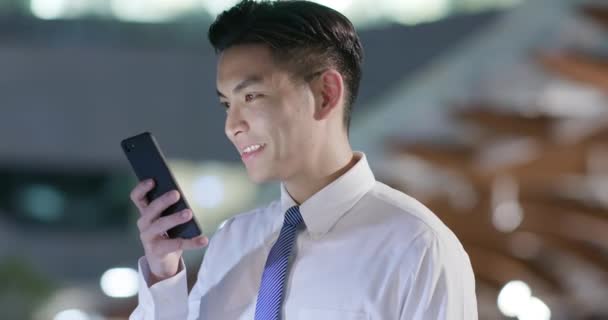 businessman use phone outdoor - Materiaali, video