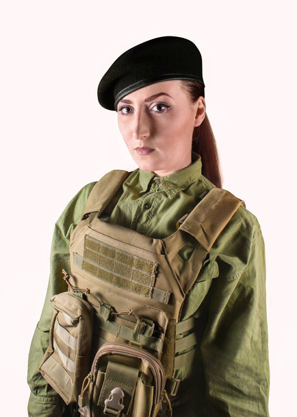 Askeri bere ve koruyucu yelekli bir asker kadın. - Fotoğraf, Görsel