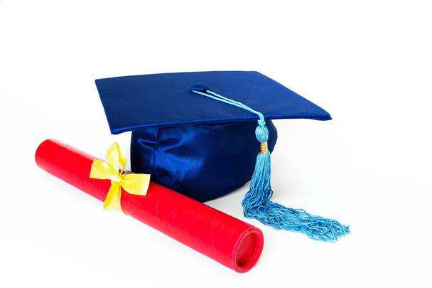 Casquette de graduation bleue avec diplôme isolé sur fond blanc
 - Photo, image