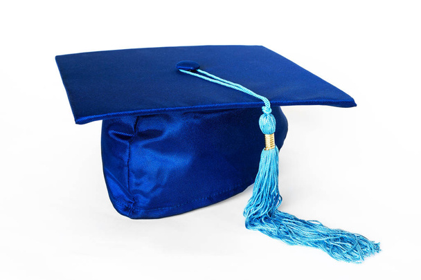 Μπλε καπάκι αποφοίτησης ή mortarboard απομονωμένη σε λευκό φόντο - Φωτογραφία, εικόνα