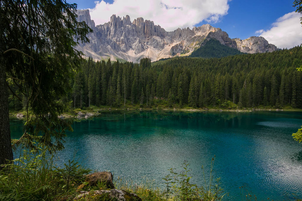Романтичний і красивий вид на озеро Карецца (Karersee) в італійських Доломітових - Фото, зображення