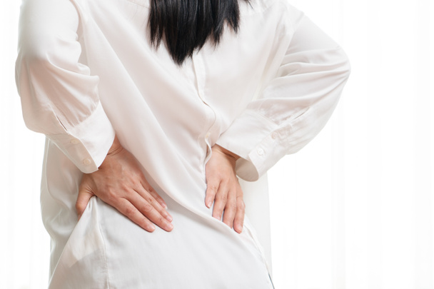 mal di schiena a casa. le donne soffrono di mal di schiena. assistenza sanitaria e concetto medico - Foto, immagini