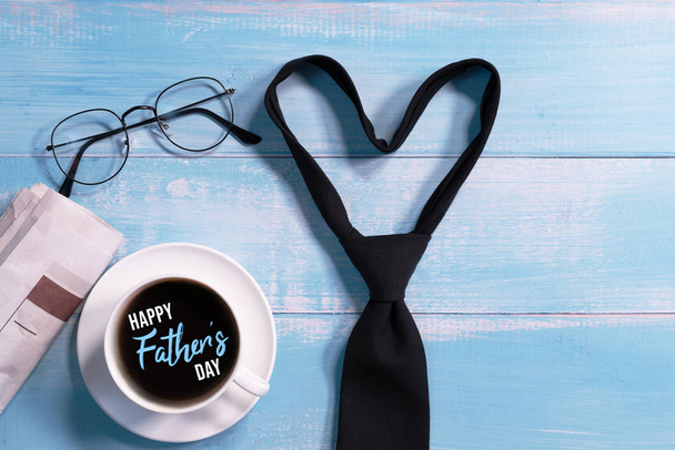 Feliz Día del Padre, corbata con una taza de café y anteojos - Foto, imagen