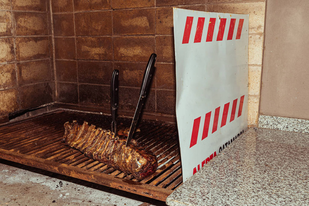 "Parrillada "Barbacoa argentina a base de carbón vivo (sin llama), carne de res" asado ", pan", Chorizo
" - Foto, imagen