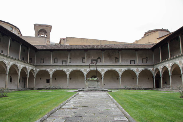 O claustro de Santa Croce
 - Foto, Imagem