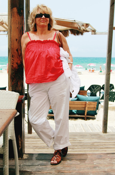 Joyeux belle femme âgée en vacances d'été en mer
 - Photo, image