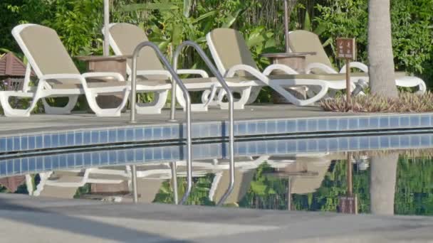 klidný záběr prázdný bazén v letovisku hotelu - Záběry, video