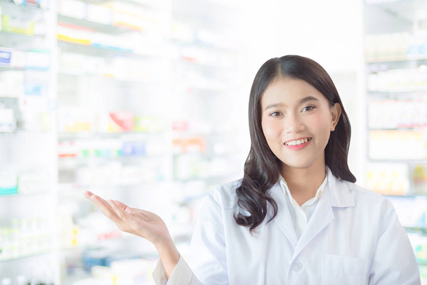 Mooie vrouwelijke apotheker glimlachend in drogisterij - Foto, afbeelding