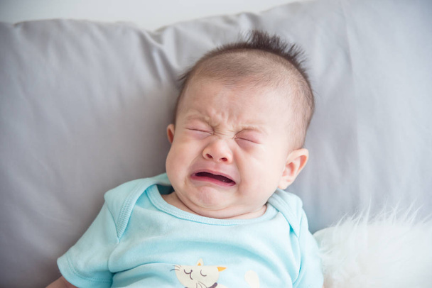 泣いている幼児のクローズアップショット - 写真・画像