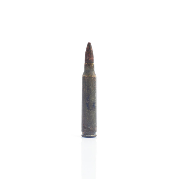 Vieja bala de rifle aislada sobre un fondo blanco
. - Foto, imagen