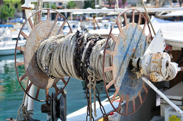 Detalle del tambor de cable de pesca en un barco arrastrero
 - Foto, imagen