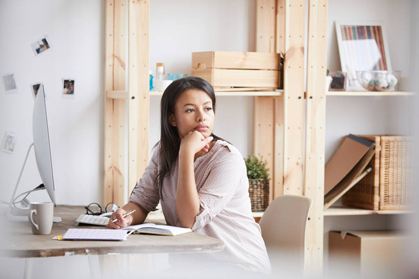 Πορτρέτο της σκεπτικής νεαρής γυναίκας που εργάζονται ή σπουδάζουν κάθεται στο γραφείο στο γραφείο στο σπίτι, αντίγραφο χώρου - Φωτογραφία, εικόνα