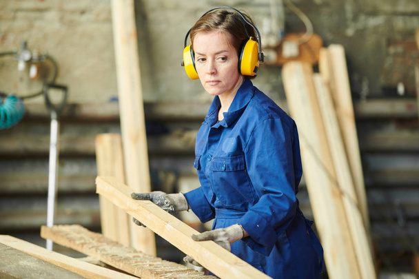 Taille nach oben Porträt einer Arbeiterin, die Holz in der Produktionsfabrik sortiert, Kopierraum - Foto, Bild