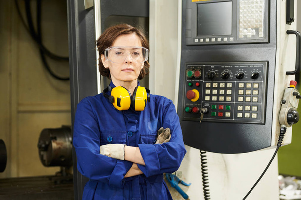 Talia się portret pewności kobiet pracownika stwarzających przez jednostki maszynowe w zakładzie warsztatowym, Kopiuj przestrzeń - Zdjęcie, obraz