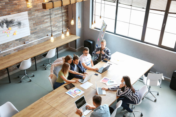 Молодые люди проводят деловые встречи в современном офисе
 - Фото, изображение