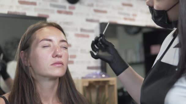 Correção de sobrancelha em um salão de beleza
 - Filmagem, Vídeo