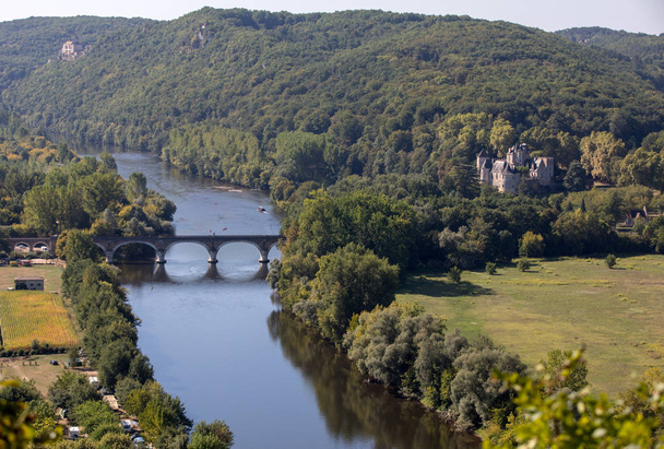 Beynac-et-Cazenac Kalesi, Aquitaine, Fransa 'dan Dordogne Nehri' nin manzarası - Fotoğraf, Görsel