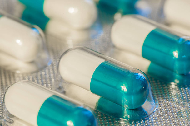Un panneau de capsules bleues médecine vue rapprochée
 - Photo, image