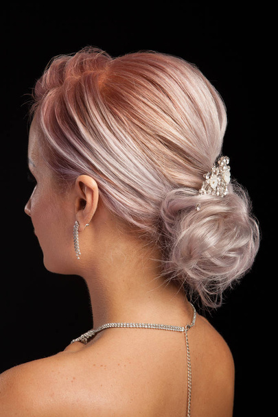 Giovane bella donna con elegante coiffure e accessori per capelli su sfondo studio
 - Foto, immagini