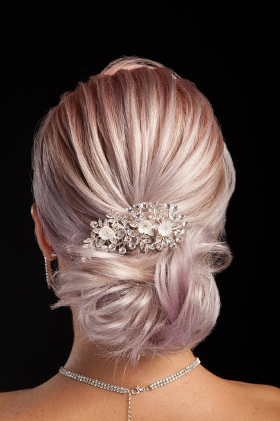 Vista posterior de peinado de elegancia con accesorios de pelo vintage sobre fondo de estudio
 - Foto, Imagen